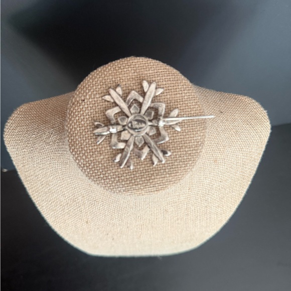 Lia Sophia Silver Brooch - Picture 2 of 3